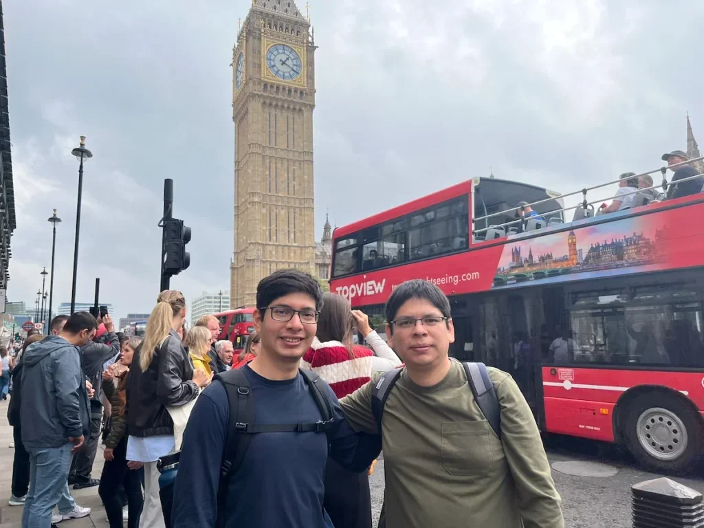Paulo Manrique posing in front of the Big Ben in London with a friend. 